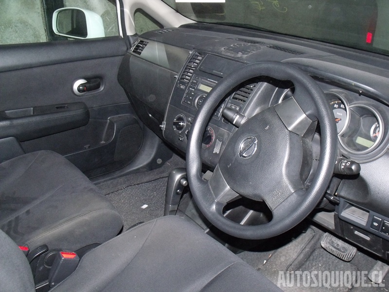Archivo:Nissan Tiida Latio interior.jpeg