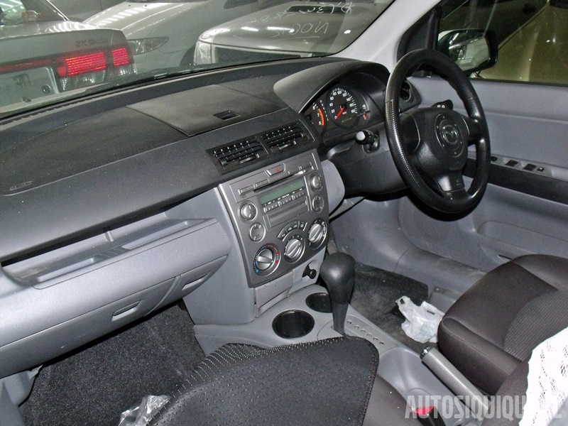 Archivo:Mazda Demio 2da gen interior.jpeg
