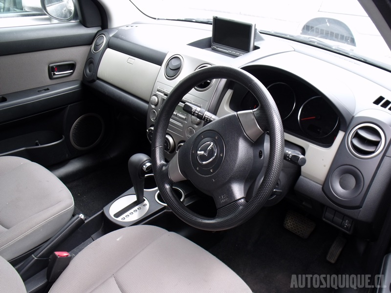 Archivo:Mazda Verisa interior (06-2004 - 08-2006).jpeg