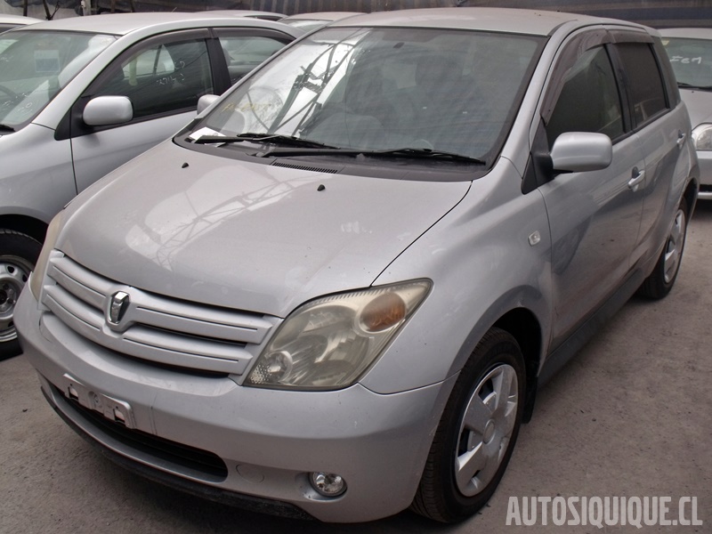 Archivo:Toyota IST 1 frontal 05-2002 - 05-2005.jpeg