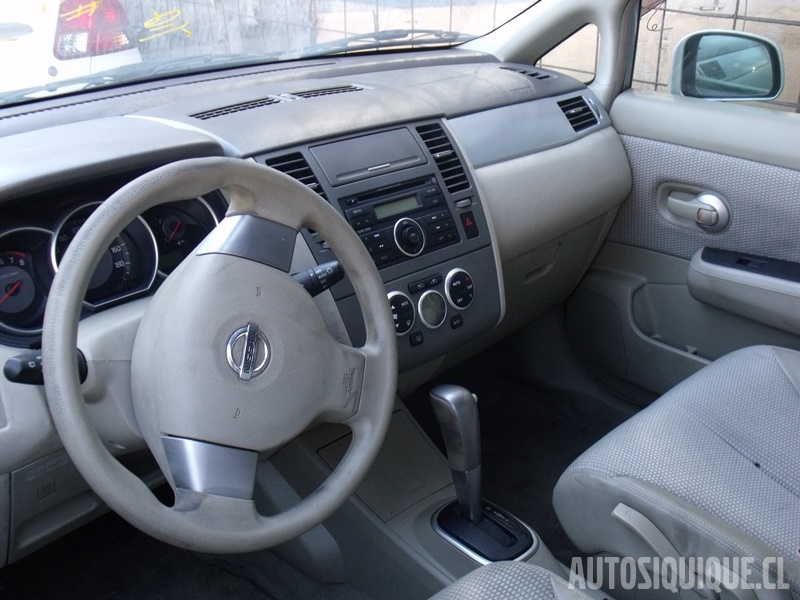 Archivo:Nissan Tiida Latio interior convertido LHD.jpeg