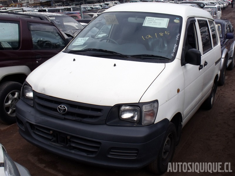 Archivo:Toyota Town Ace Van frontal (12-1998 - 01-2008).jpeg
