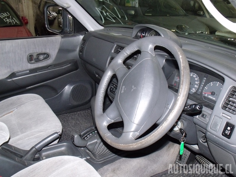 Archivo:Mitsubishi Challenger interior (07-1996 - 06-1999).jpeg