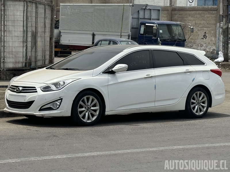 Archivo:Hyundai i40 wagon 01-2012 - 01-2015.jpeg