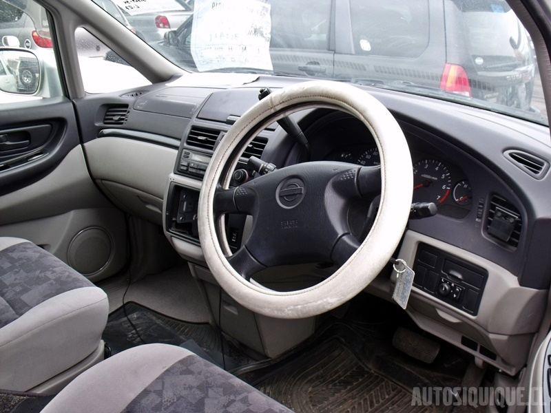 Archivo:Nissan Bassara interior (11-1999 - 08-2001).jpeg