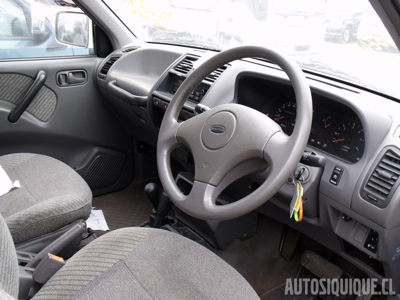 Archivo:Nissan Mistral interior (06-1994 - 02-1996).jpeg